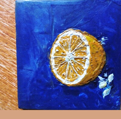 Citron sur fond bleu en cire